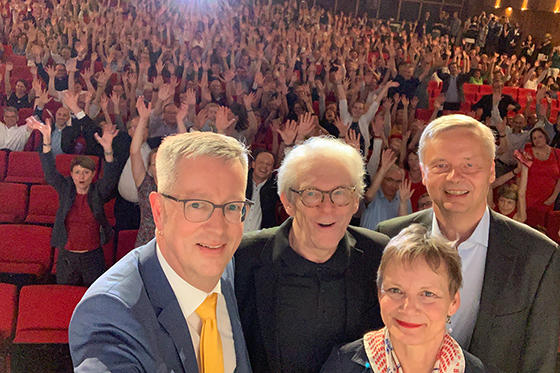Joy after the good news: Sabine Kunst, President of Humboldt-Universität, Günter M. Ziegler, President Freie Universität (l.), Karl Max Einhäupl, CEO Charité (m.) and Christian Thomsen, President of Technische Universität (r.).