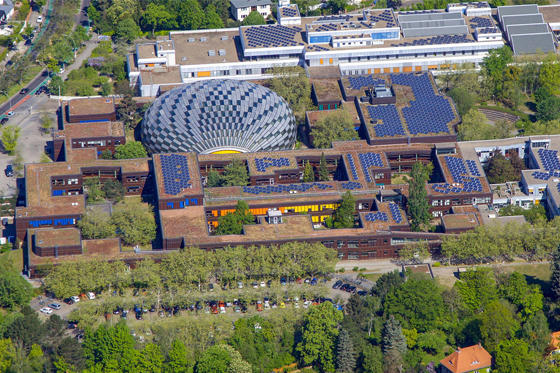 The university stresses its responsibility for sustainability and climate protection and announces ambitious goals.