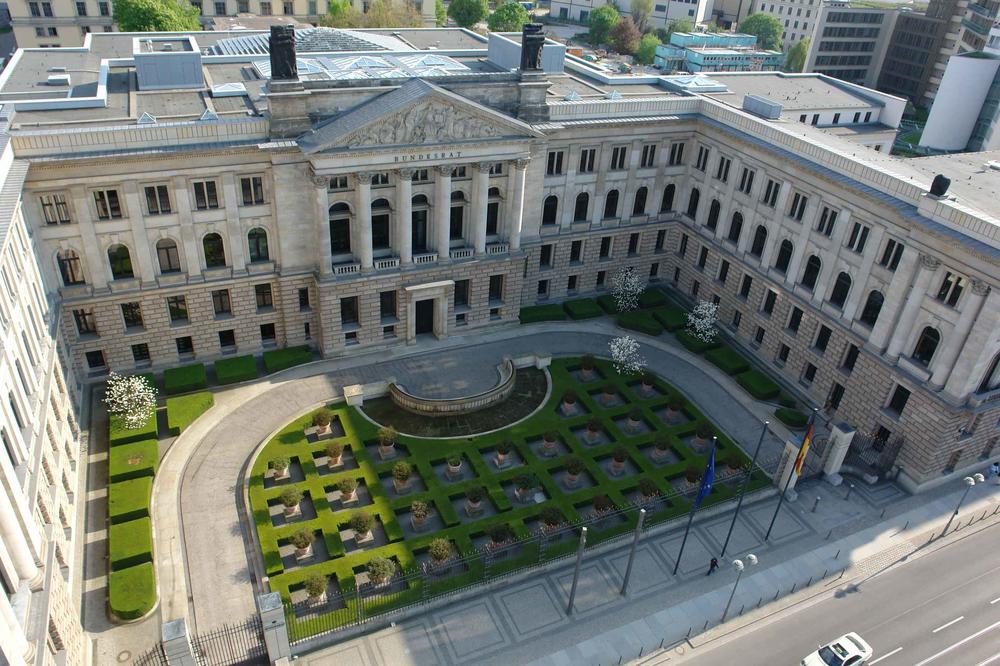 Located in Berlin’s Leipziger Straße, the Bundesrat ensures that the individual federal state governments directly participate in the decisions taken by the nation state.