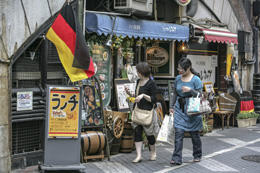 Currywurst, German bread rolls, and a beer stein hit the road: These days, German specialties like those shown in our photo are offered just as readily at restaurants in Tokyo as Asian dishes are in Germany.