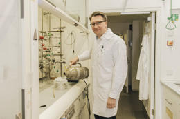 Chemieprofessor Sebastian Hasenstab-Riedel forscht zu neuartigen Verbindungen mit Fluor, Chlor, Brom und Jod.