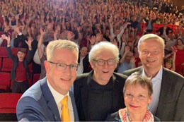 Joy after the good news: Sabine Kunst, President of Humboldt-Universität, Günter M. Ziegler, President Freie Universität (l.), Karl Max Einhäupl, CEO Charité (m.) and Christian Thomsen, President of Technische Universität (r.).