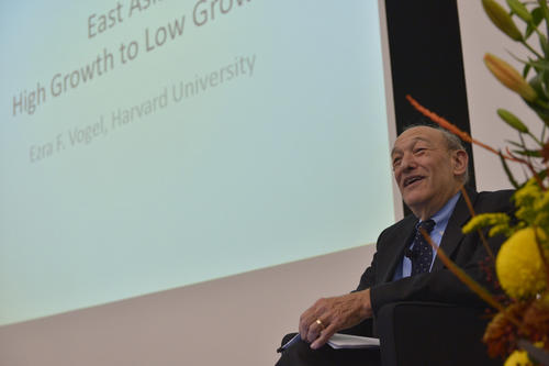 The American East Asian specialist Ezra Vogel gave the keynote address.