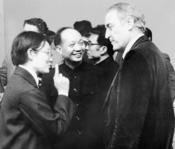 1981 – Cooperation agreement reached with the University of Peking.  President of Freie Universität, Eberhard Lämmert, is depicted here in conversation with representatives of the University of Peking.
