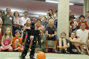 Long Night of the Sciences 2007 – In the Institute of Computer Science, humanoid robots demonstrate their skill at playing soccer.
