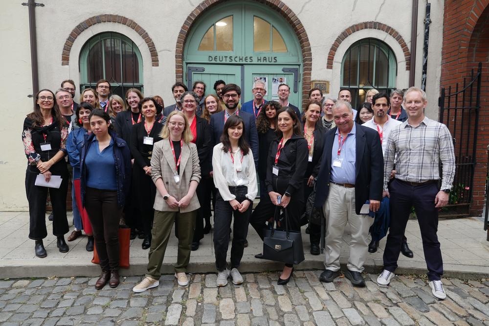 Group picture in front of the German house at New York University