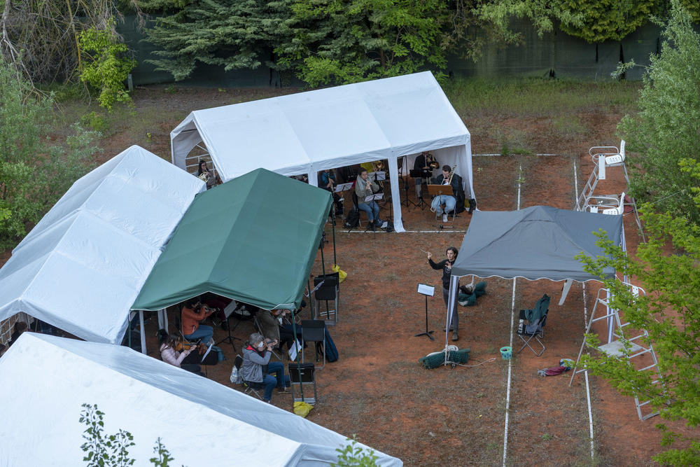 Colllegium Musicum rehearsing outside