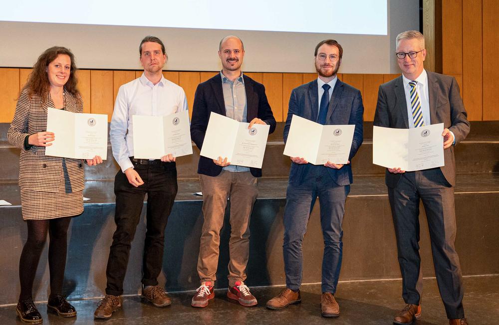 President Günter M. Ziegler (left) with the winners of the Ernst Reuter Prize 2022.