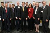 Federal Foreign Minister Dr. Guido Westerwelle (center) and Prof. Dr. Peter-André Alt, president of the Freie Universität Berlin (5th from left), with the top representatives of the organizations represented in the new science center