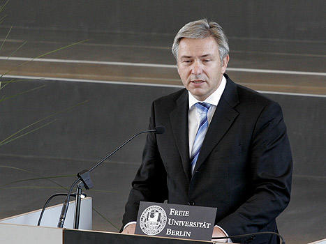 The Governing Mayor of Berlin, Klaus Wowereit, welcomes the audience.