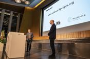 Ferenc Krausz dedicates his lecture to the initiative "Science4People".