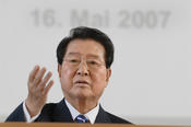 In recognition of his lifetime achievements and his commitment to the freedom of Korea, Kim Dae-Jung was presented the first international Freedom Award of Freie Universität Berlin on May 16, 2007.