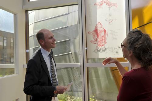 Präsident der Freien Universität Berlin Prof. Dr. Peter-André Alt und mp Warmin bei der Eröffnung der Ausstellung