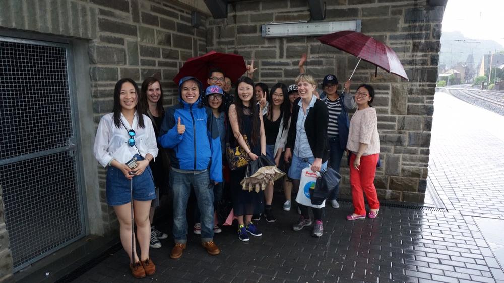 Even in the rain the mood is fantastic: during the excursion to Bonn in 2015.