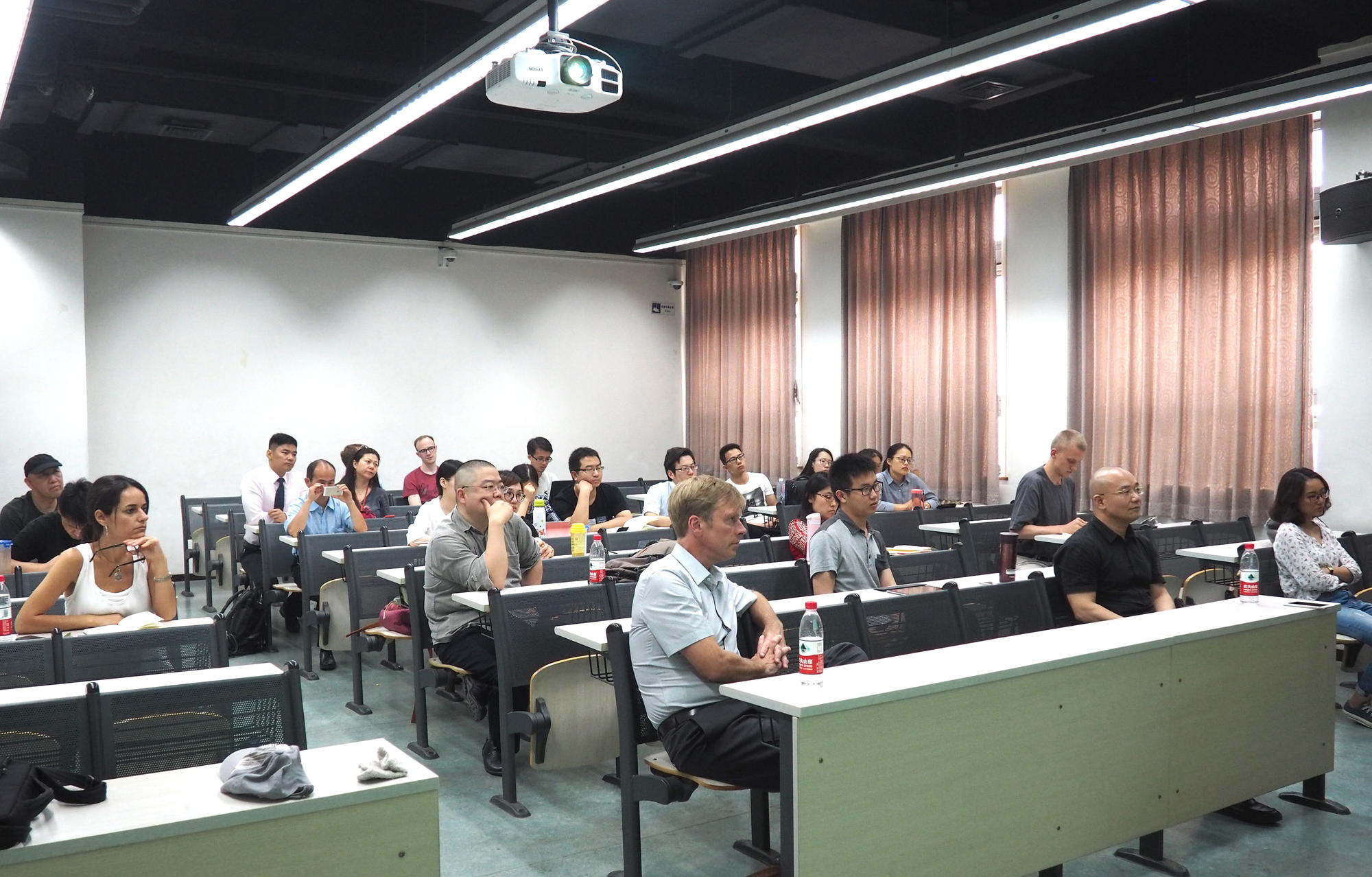 Professor Garz's talks aroused the interest of a manifold audience.