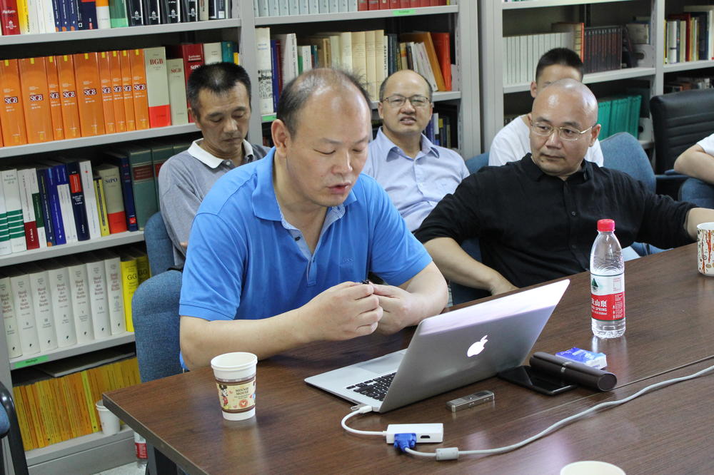 Professor Han gives an introduction to the topic.