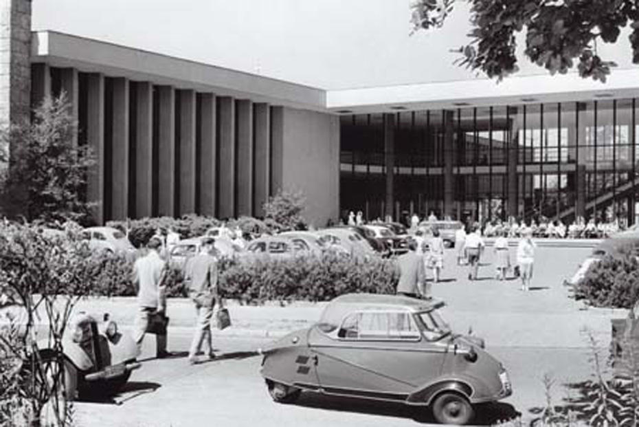 Blick auf den Henry-Ford-Bau von der Boltzmannstraße aus, um 1959.