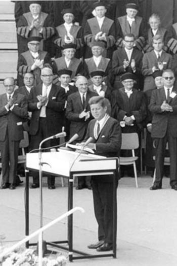 John F. Kennedy bei seiner Rede vor dem Henry-Ford-Bau am 26. Juni 1963.