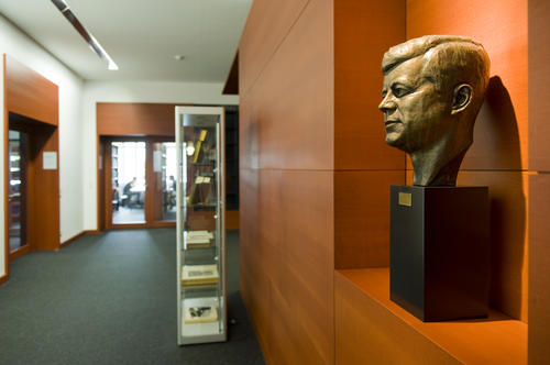 The Graduate School of North American Studies has been funded since 2006. It provides interdisciplinary graduate training.