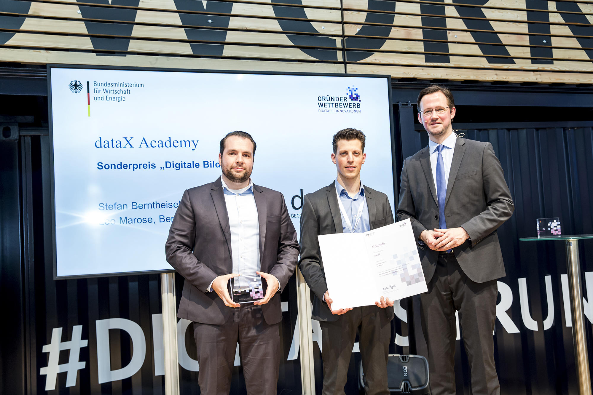 Stefan Berntheisel und Leo Marose von dataX Academy mit Dirk Wiese, Parlamentarischer Staatssekretär bei der Bundesministerin für Wirtschaft und Energie