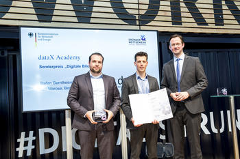 Stefan Berntheisel und Leo Marose von dataX Academy mit Dirk Wiese, Parlamentarischer Staatssekretär bei der Bundesministerin für Wirtschaft und Energie