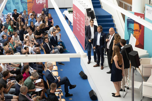 Startups aus dem Umfeld der FU Berlin im Gespräch mit Bundesminister Peter Altmaier und Moderatorin Tanja Samrotzki.