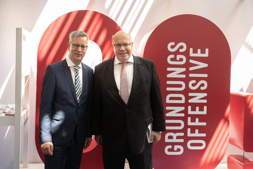 Universitätspräsident Günter M. Ziegler (links) betonte im Grußwort zur Veranstaltung mit Peter Altmaier (rechts), dass Ausgründungen aus der Wissenschaft sehr von den Initiativen des Bundeswirtschaftsministeriums profitieren.