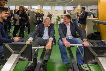 Peter Lange (Vorsitzender ERG) und Christian Mundhenk (Leiter der ZE Hochschulsport) auf dem AUGLETICS Eight Ruderergometer