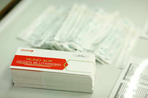 Mund auf, Stäbchen rein, Spender sein.
