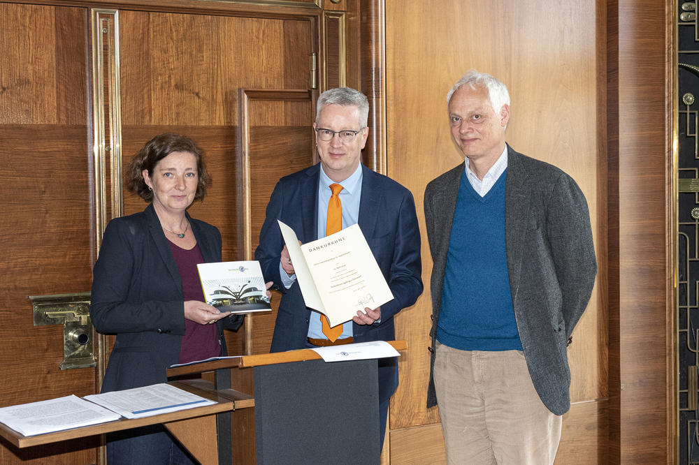 Professor Mark Handy (rechts) feierte sein 25-jähriges Dienstjubiläum. Universitätspräsident Günter M. Ziegler und Andrea Güttner, Kanzlerin der Freien Universität Berlin, überreichten die Urkunde.