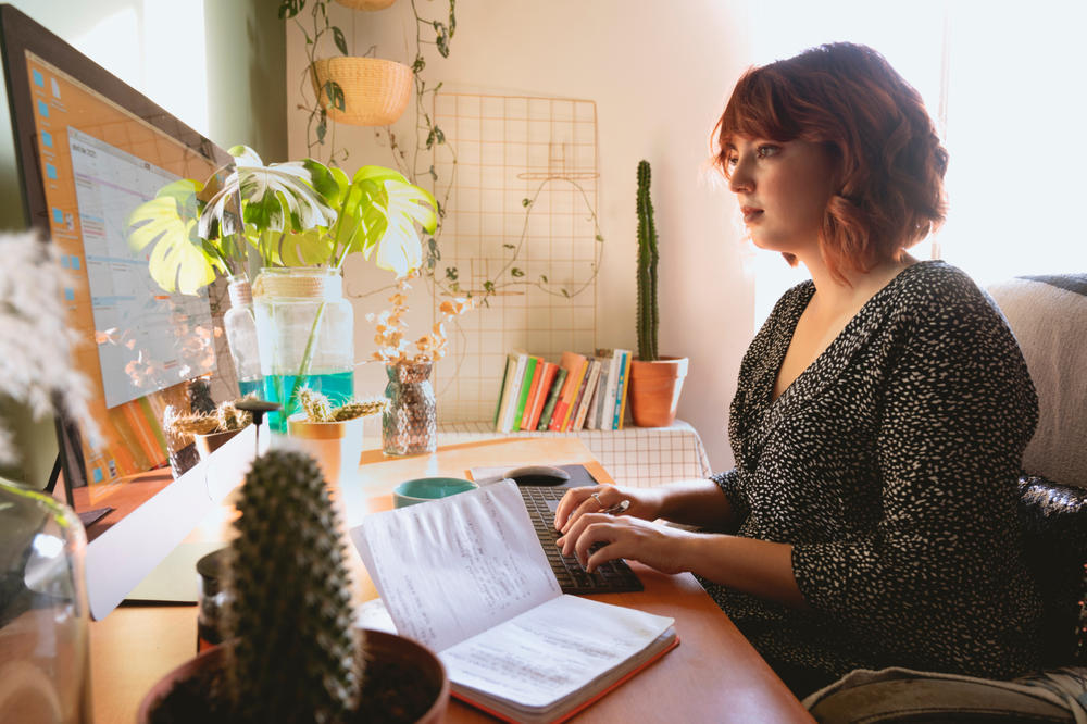 Office setup for remote work: During the Covid-19 pandemic, working from home became a modern and practical alternative to the traditional workplace at Freie Universität Berlin.