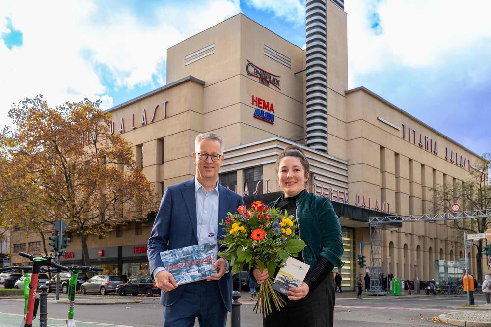 Universitätspräsident Professor Günter M. Ziegler und Pauline Mertins, Geschäftsführerin der Cineplex-Gruppe, vor dem Kino Titania-Palast in Berlin-Steglitz.