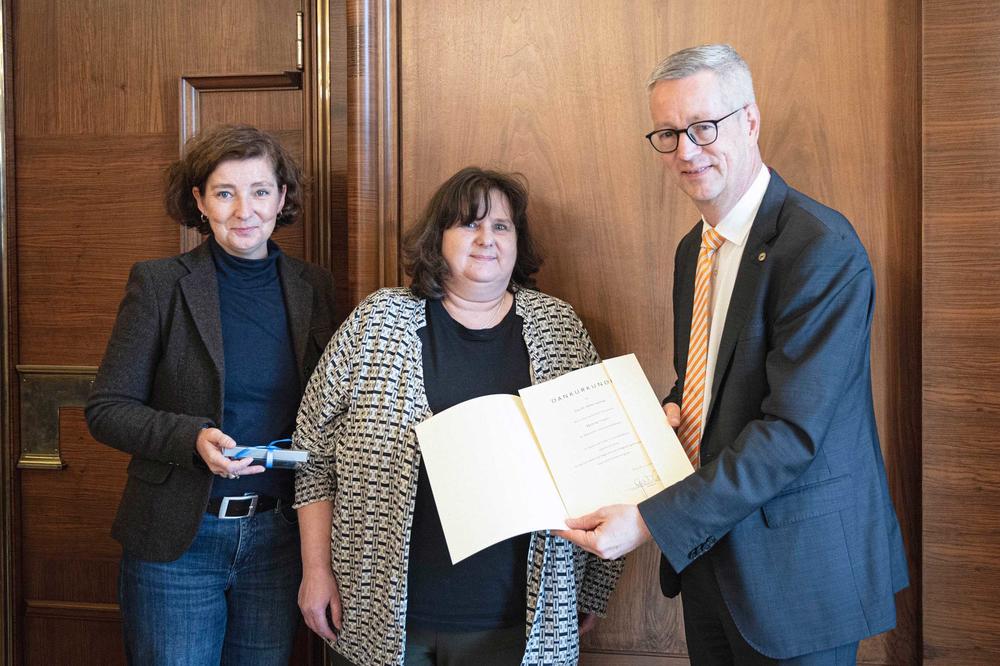 Dörte Lüschow erhielt die Urkunde zu ihrem 25-jährigen Dienstjubiläum.