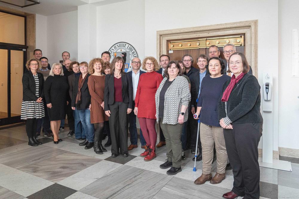 Die Jubilarinnen und Jubilare vor dem Siegel der Freien Universität