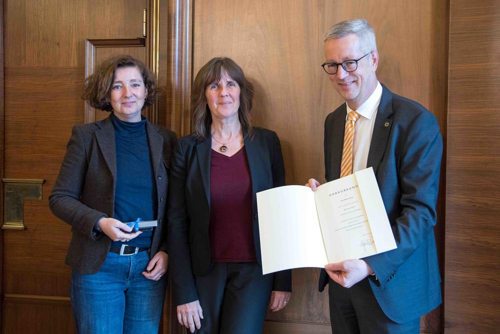 Sabine Greiner (Mitte) feierte ihr 25-jähriges Dienstjubiläum. Universitätspräsident Günter M. Ziegler und Andrea Güttner, Kanzlerin der Freien Universität Berlin, überreichten die Urkunde.