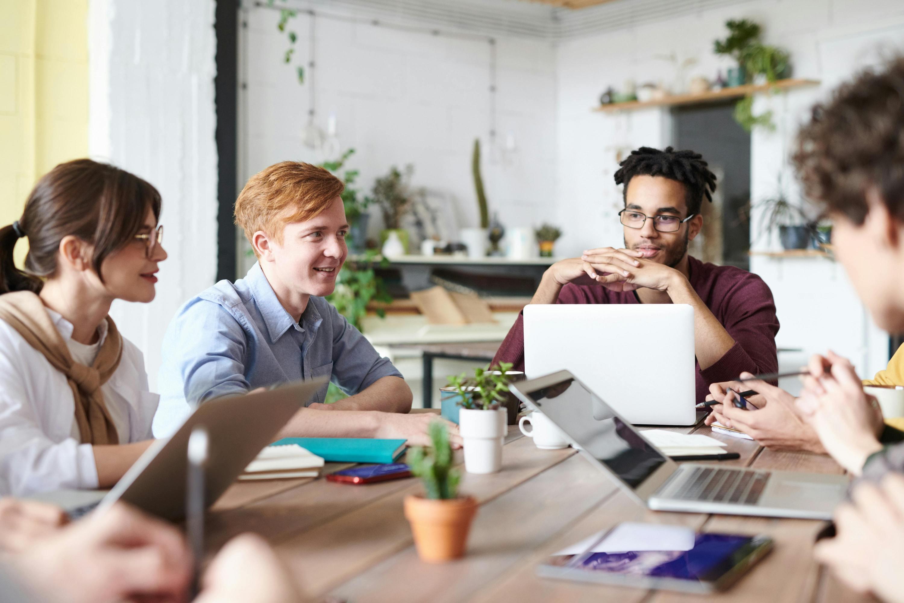 Personen im Austausch während eines Workshops