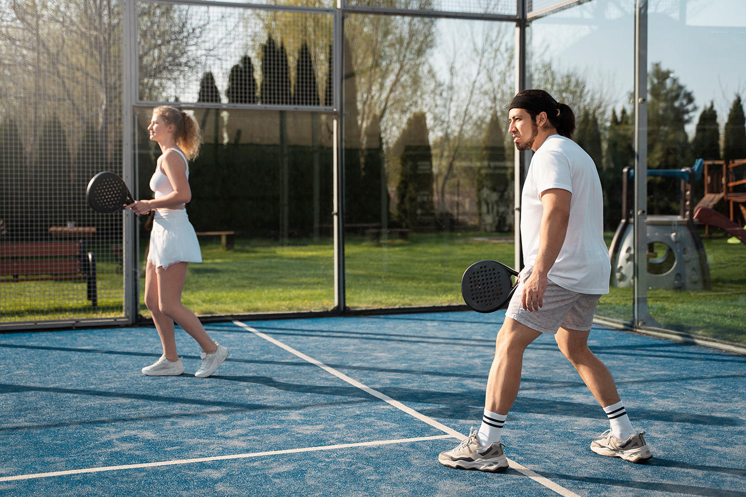 Personen, die Padel-Tennis spielen