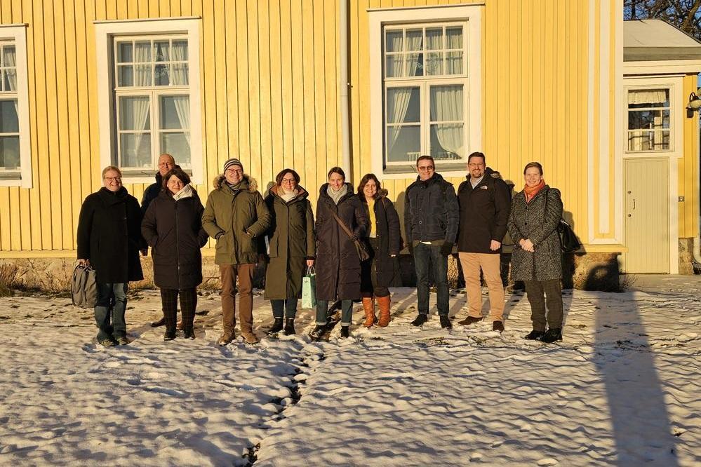Das Bild zeigt die Delegation auf dem Viikii Campus der Uni Helsinki etwas außerhalb der Stadt, wo in einem ehemaligen Gutshaus eine ausgesprochen charmante Mensa unterhalten wird.