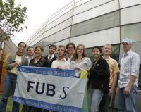 FUBiS Studenten vor der Philologischen Bibliothek; Foto: Bernd Wannenmacher