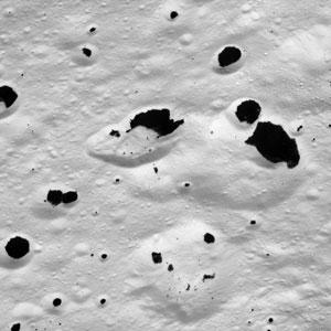 Foto: &amp;quot;Tintenkleckse&amp;quot; auf einem tiefgefrorenen Mond