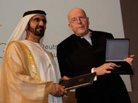Präsident Dieter Lenzen überreicht Sheich Al Maktoum die Goldene Ehrenmedaille