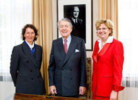 Der Kuratoriumsvorsitzende der Krupp-Stiftung, Berthold Beitz (mitte), die Erste Vizepräsidentin der Freien Universität, Ursula Lehmkuhl (links), und die Vizepräsidentin der Freien Universität, Monika Schäfer-Korting (rechts)