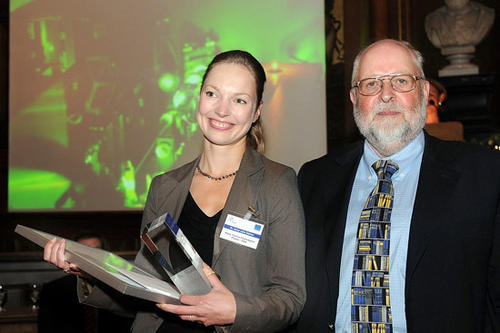 Die Physikerin Anne Julia Stähler erhält Klaus-Tschira-Preis für verständliche Wissenschaft 2008. Rechts im Bild der Namensgeber des Preises Dr. h.c. Klaus Tschira
