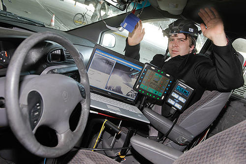 Augenbewegungen des Fahrers werden über zwei an einem Helm angebrachten Kameras erfasst und in Steuersignale für das Lenkrad umgewandelt