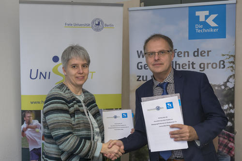 Die Kanzlerin der Freien Universität Berlin, Dr. Andrea Bör, und der Projektleiter Olaf Meier von der Techniker Krankenkasse bei der Vertragsunterzeichnung.