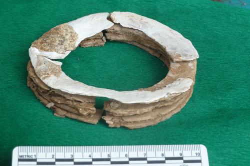 Schmuckstück aus Stein und Perlmutt