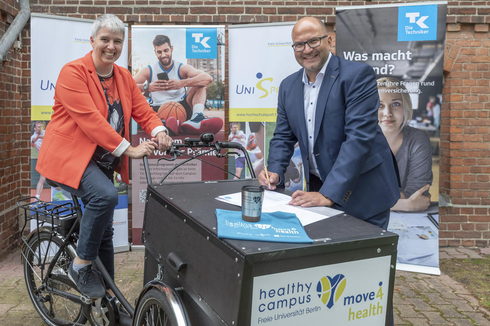 Andrea K. Bör, Kanzlerin der Freien Universität Berlin, und Michael Fratz, Projektverantwortlicher bei der TK, bei der Vertragsunterzeichnung am 8. September 2020 zur Verlängerung von „move4health“.