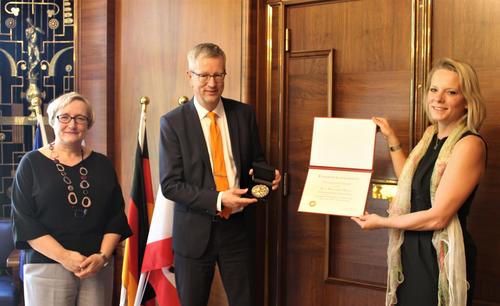 v.l.n.r.: Vizepräsidentin der Freien Universität Prof. Dr. Verena Blechinger-Talcott, Universitätspräsident Prof. Dr. Günter M. Ziegler, Director des IU Europe Gateway Andrea Adam Moores bei der Übergabe der Ehrenmedaille