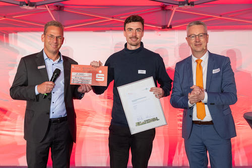 Olaf Schulz, Generalbevollmächtigter der Berliner Sparkasse (links), und Prof. Dr. Günter M. Ziegler, Präsident der Freien Universität Berlin (rechts), übergaben die Auszeichnung an Aumio-Mitgründer Tilmann Wiewinner.