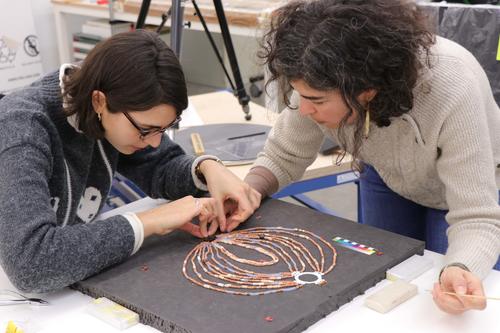 Mit viel Geduld haben die Archäologin Hala Alarashi und die Restauratorinnen Alice Costes und Andrea Fischer an der Staatlichen Akademie der Bildenden Künste Stuttgart die einzelnen Perlen zum Gesamtkunstwerk zusammengesetzt.